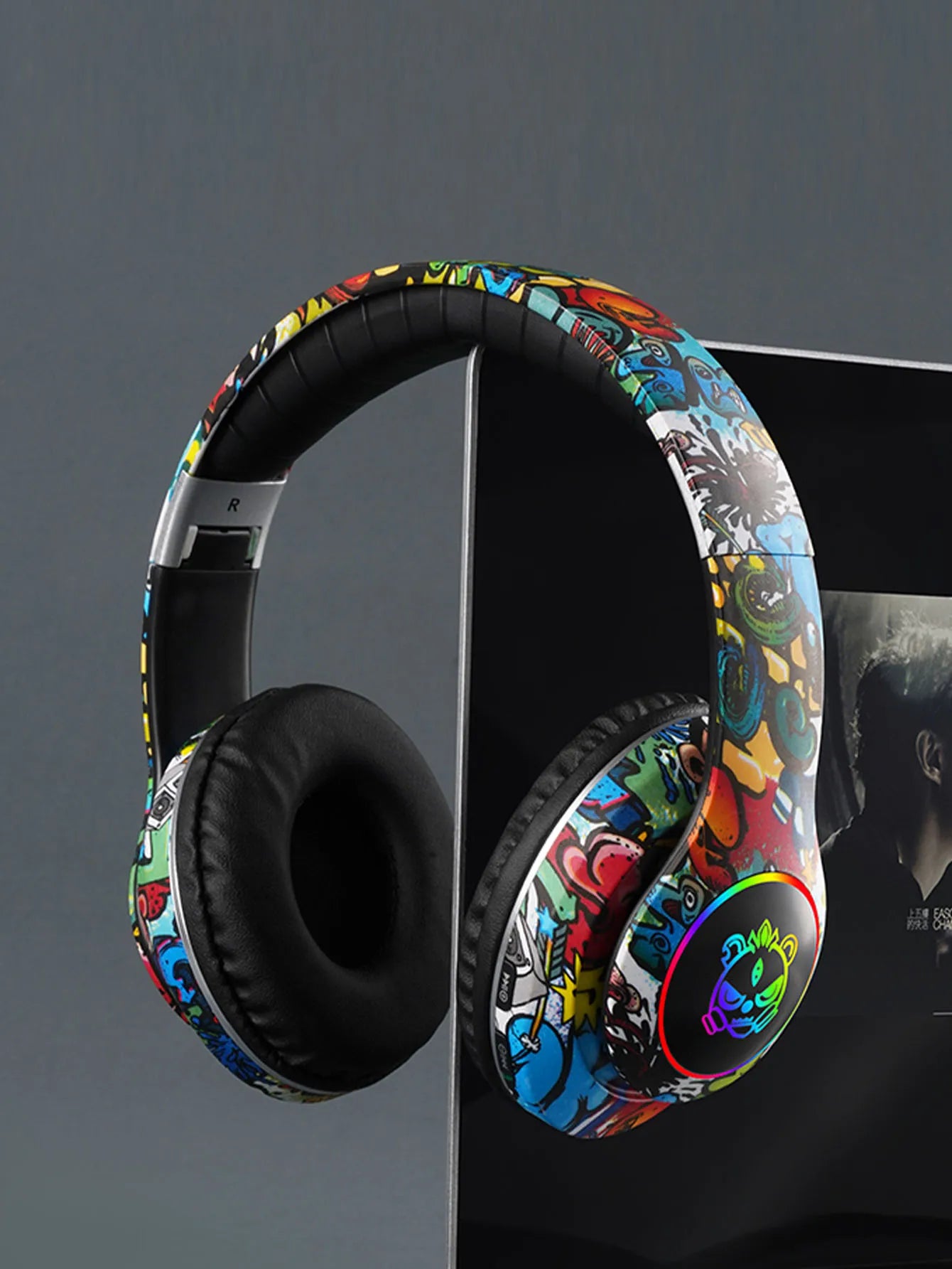 Fashion foldable headset Bluetooth headset, graffiti design, integrated convenient button, cool color lights Bluetooth headset